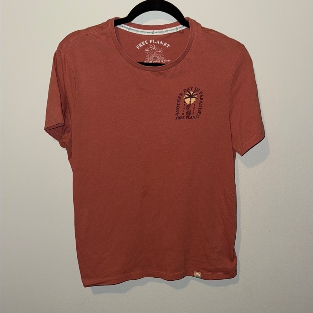 Free Planet Men’s Short Sleeve Beach Tee Organic Small Paridise Red Pink Logo